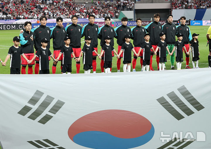 [서울=뉴시스] 김명년 기자 = 10일 서울 마포구 서울월드컵경기장에서 열린 2026 국제축구연맹(FIFA) 북중미월드컵 아시아 3차 예선 한국과 쿠웨이트의 경기 전 한국 선수들이 애국가를 제창하고 있다. 2025.06.10. kmn@newsis.com