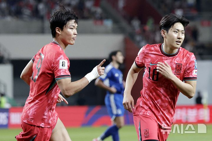 [서울=뉴시스] 최동준 기자 = 10일 서울 마포구 서울월드컵경기장에서 열린 2026 국제축구연맹(FIFA) 북중미월드컵 아시아 3차 예선 한국과 쿠웨이트의 경기, 오현규가 추가골을 성공시킨 뒤 이강인과 기뻐하고 있다. 2025.06.10. photocdj@newsis.com
