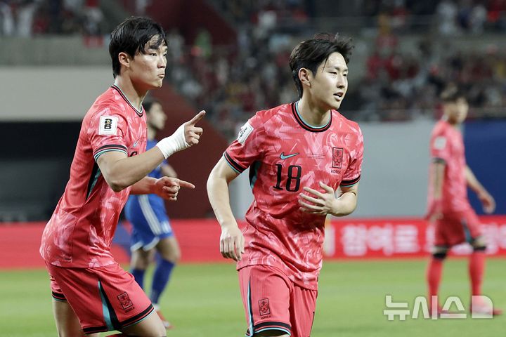 [서울=뉴시스] 최동준 기자 = 10일 서울 마포구 서울월드컵경기장에서 열린 2026 국제축구연맹(FIFA) 북중미월드컵 아시아 3차 예선 한국과 쿠웨이트의 경기, 오현규가 추가골을 성공시킨 뒤 이강인과 기뻐하고 있다. 2025.06.10. photocdj@newsis.com