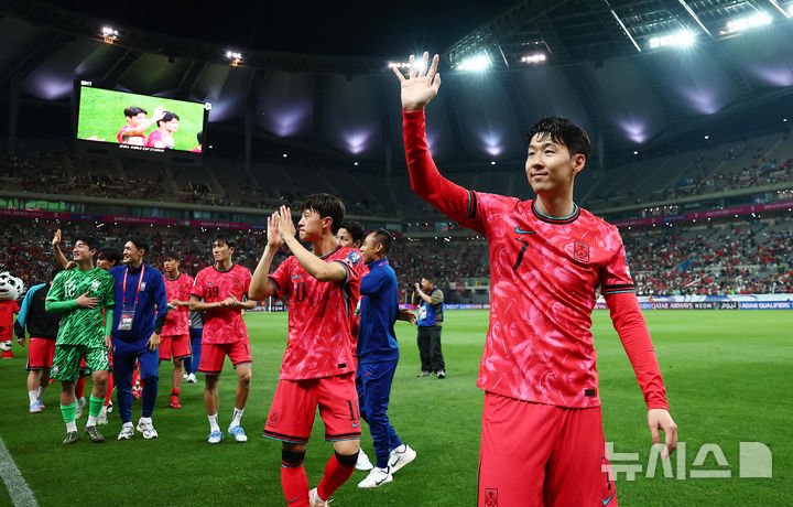 [서울=뉴시스] 김근수 기자 = 11회 연속 월드컵 본선 진출에 성공한 한국 축구대표팀 손흥민과 선수들이 10일 서울 마포구 서울월드컵경기장에서 열린 2026 국제축구연맹(FIFA) 북중미월드컵 아시아 3차 예선 쿠웨이트와의 경기에서 4-0 승리를 거둔 후 팬들에게 인사를 하고 있다. 2025.06.10. ks@newsis.com