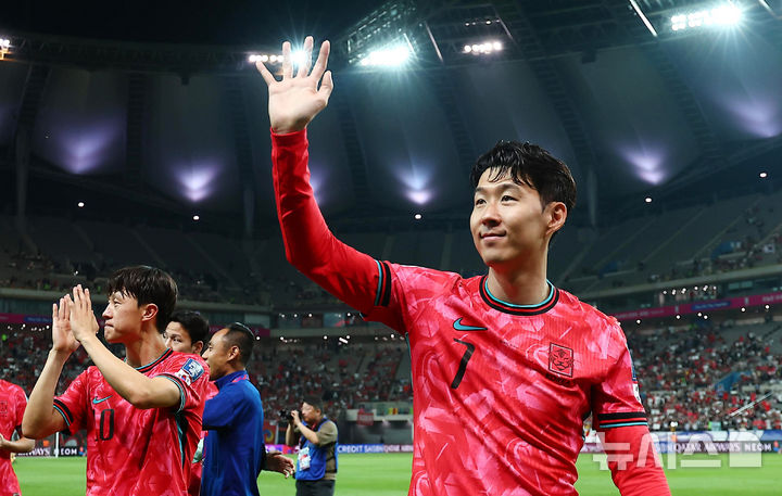 [서울=뉴시스] 김근수 기자 = 11회 연속 월드컵 본선 진출에 성공한 한국 축구대표팀 손흥민과 선수들이 10일 서울 마포구 서울월드컵경기장에서 열린 2026 국제축구연맹(FIFA) 북중미월드컵 아시아 3차 예선 쿠웨이트와의 경기에서 4-0 승리를 거둔 후 팬들에게 인사를 하고 있다. 2025.06.10. ks@newsis.com