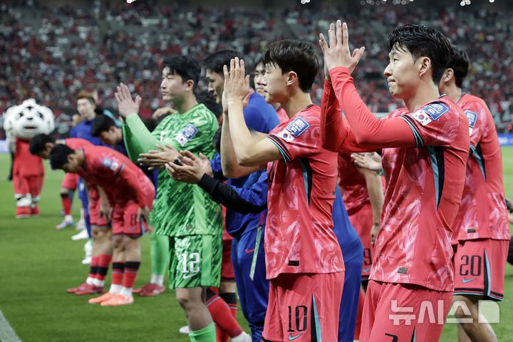 [서울=뉴시스] 최동준 기자 = 11회 연속 월드컵 본선 진출에 성공한 한국 축구대표팀 손흥민을 비롯한 선수들이 10일 서울 마포구 서울월드컵경기장에서 열린 2026 국제축구연맹(FIFA) 북중미월드컵 아시아 3차 예선 쿠웨이트와 경기를 마치고 경기장을 돌며 관중들에게 인사하고 있다. 2025.06.10. photocdj@newsis.com