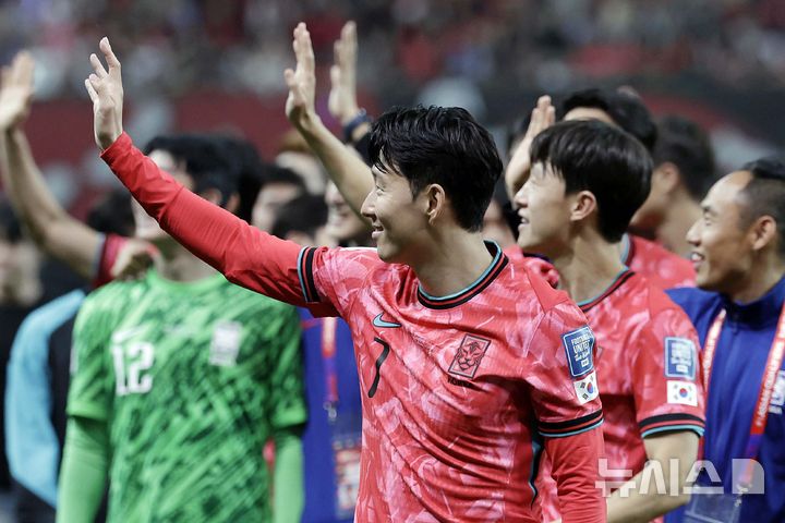 [서울=뉴시스] 최동준 기자 = 11회 연속 월드컵 본선 진출에 성공한 한국 축구대표팀 손흥민을 비롯한 선수들이 10일 서울 마포구 서울월드컵경기장에서 열린 2026 국제축구연맹(FIFA) 북중미월드컵 아시아 3차 예선 쿠웨이트와 경기를 마치고 경기장을 돌며 관중들에게 인사하고 있다. 2025.06.10. photocdj@newsis.com