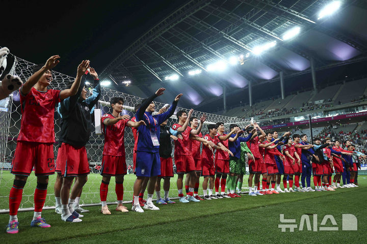 [서울=뉴시스] 김근수 기자 = 11회 연속 월드컵 본선 진출에 성공한 한국 축구대표팀이 10일 서울 마포구 서울월드컵경기장에서 열린 2026 국제축구연맹(FIFA) 북중미월드컵 아시아 3차 예선 쿠웨이트와 경기를 마치고 경기장을 돌며 관중들에게 인사하고 있다. 2025.06.10. ks@newsis.com