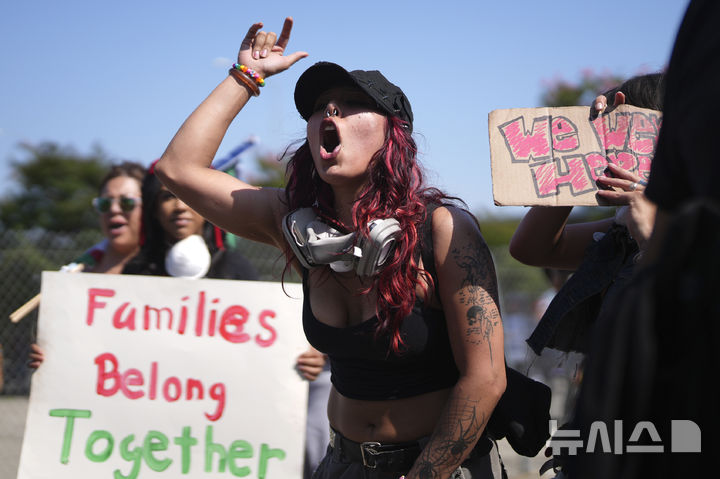 [로스앤젤레스=AP/뉴시스] 이민 단속국 요원들과 경찰의 대대적인 이민 단속이 강화된 지난 6월 10일 이에 항의하는 로스앤젤레스 시위대가 "가족들은 함께 있어야 한다"는 팻말을 들고 연방 이민세관단속국을 비난하며 반트럼프 구호를 외치고 있다.&nbsp; 2025. 11.06. 