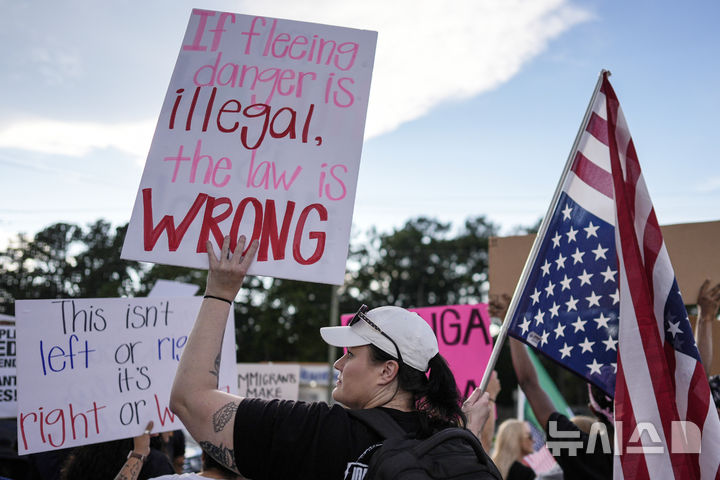 <font style="vertical-align: inherit;"><font style="vertical-align: inherit;">[조지아=AP/뉴시스] 10일(현지 시간) 미국 조지아주 브룩헤이븐에서 이민세관단속국(ICE)의 대대적인 이민 단속에 반대하는 시위가 열리고 있다. 2025.06.12.</font></font><font style="vertical-align: inherit;"><font style="vertical-align: inherit;"></font></font>