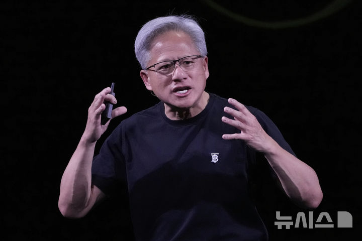 [파리=AP/뉴시스] 세계 최대 인공지능(AI) 반도체 기업인 엔비디아가 최신 AI칩 블랙웰을 처음으로 미국에서 생산했다. 사진은 젠슨 황 엔비디아 최고경영자(CEO)가 지난 6월 11일(현지 시간) 프랑스 파리에서 열린 비바테크 박람회에서 기조연설을 하고 있는 모습. 2025.10.20.