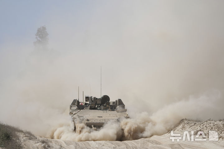 [가자지구=AP/뉴시스] 11일(현지 시간) 이스라엘 남부-가자 접경 근처에서 이스라엘군(IDF) 병력수송장갑차(APC)가 기동하고 있다. 가자지구 남부 칸유니스에서 24일 오후 5시(현지시각)께 이스라엘군 장갑차에 폭발물이 터져 이스라엘 군인 7명이 사망했다고 익명을 요구한 이스라엘군 관계자 2명이 25일 밝혔다. 2025.06.25.