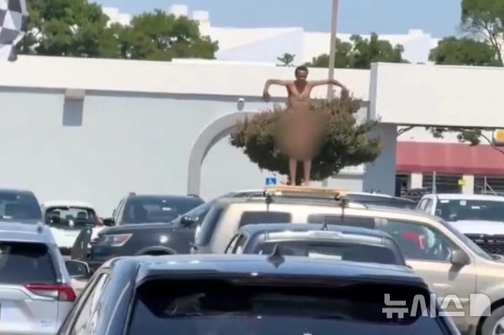 [뉴시스]캘리포니아의 한 남성이 경찰차 지붕에서 알몸으로 춤을 추다가 체포됐다. (사진=뉴욕포스트) 