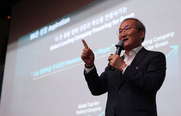 [서울=뉴시스] 이석희 SK온 대표이사가 지난 10일 대전 유성구 카이스트 내 KI빌딩 퓨전홀에서 특강을 진행하고 있다. (사진=SK온 제공). 2025.6.11. photo@newsis.com *재판매 및 DB 금지