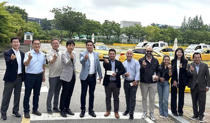 운전면허시험장 견학 후 기념 촬영하는 콜롬비아 방문단. *재판매 및 DB 금지