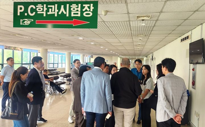 운전면허시험장을 견학하는 콜롬비아 방문단. *재판매 및 DB 금지