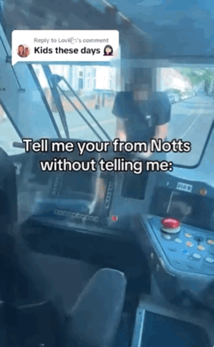 [뉴시스] 영국 청소년들 사이에서 움직이는 트램에 매달리는 이른바 ‘트램 서핑(Tram Surfing)’이 유행처럼 번지면서 현지 당국이 강력한 경고에 나섰다. (영상 = TicTok nottinghamshottingham) *재판매 및 DB 금지