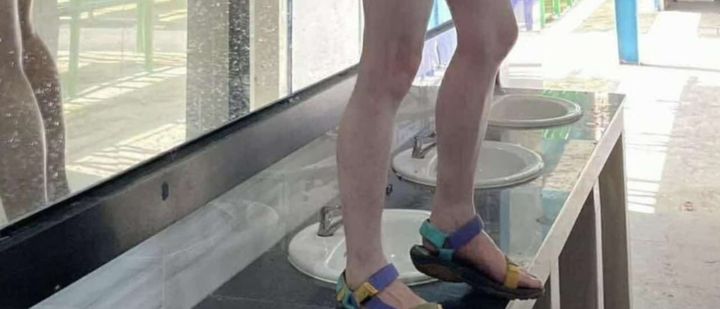 [서울=뉴시스] 페이스북 페이지 '탄파오'에는 태국의 뉴스 진행자로 추정되는 인물이 온라인에서 음란물 영상을 판매한다는 내용과 함께 주유소 화장실에서 노출을 하는 남성의 사진을 업로드했다. (사진=더 타이거 캡처) 2025.06.11 *재판매 및 DB 금지