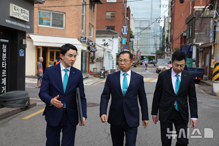 [서울=뉴시스] 포스코이앤씨 정희민 사장과 임직원들이 용산 정비창 전면1구역 현장을 직접 둘러보고 있다.