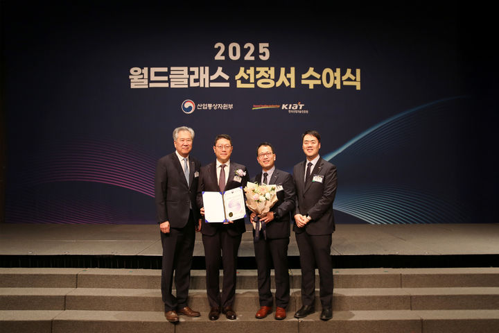 [서울=뉴시스] 대원제약은 산업통상자원부 주관 글로벌 중견기업 육성 사업인 '2025년 월드클래스 플러스 사업'에 선정됐다고 11일 밝혔다. 왼쪽부터 대원제약 중앙연구소장 이경준 전무, 백인환 사장, R&D부문장 김주일 부사장, 박상욱 연구기획팀장. (사진=대원제약 제공) 2025.06.11. photo@newsis.com *재판매 및 DB 금지