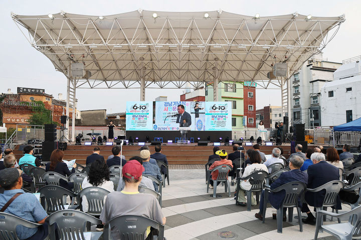 [창원=뉴시스] 강경국 기자 = 제38주년 6·10민주항쟁 기념식 및 시민문화제가 10일 경남 창원시 마산합포구 오동동 문화광장에서 개최된 가운데 장금용 창원시장 권한대행이 인사말을 하고 있다. (사진=창원시청 제공). 2025.06.11. photo@newsis.com *재판매 및 DB 금지