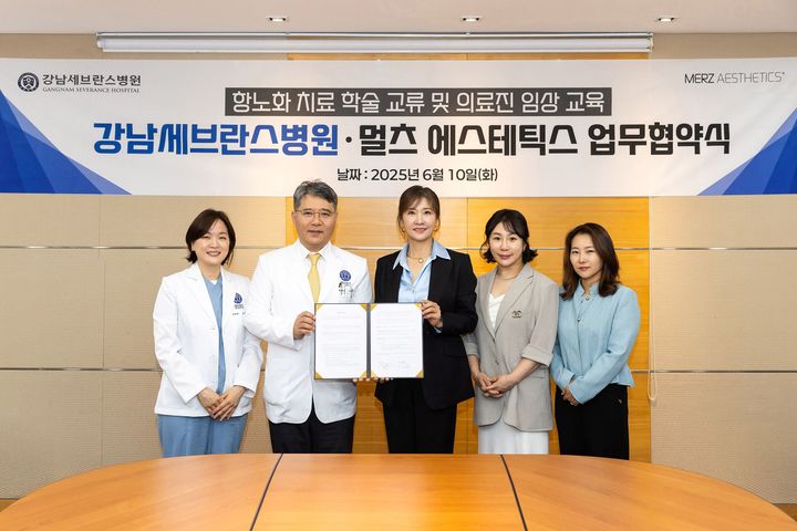 [서울=뉴시스] 멀츠 에스테틱스 코리아는 연세대학교 강남세브란스병원과 항노화 치료 분야의 연구 및 학술 교류 활성화를 위한 업무 협약을 체결했다고 11일 밝혔다. 왼쪽부터 강남세브란스병원 피부과 노미령 교수, 강남세브란스병원 구성욱 병원장, 멀츠 에스테틱스 코리아 유수연 대표, 김소영 상무, 이지혜 상무. (사진=멀츠 에스테틱스 코리아 제공) 2025.06.11. photo@newsis.com *재판매 및 DB 금지