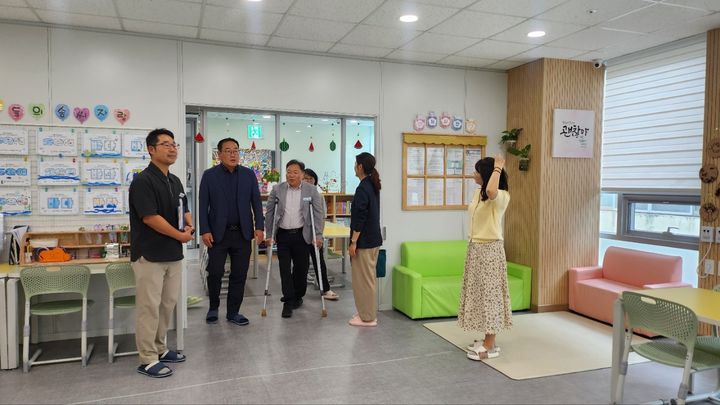 [함양=뉴시스] 함양군 백삼종 부군수 논스톱 통합 돌봄 시설 현장점검 (사진=함양군 제공) 2025. 06. 11. photo@newsis.com *재판매 및 DB 금지