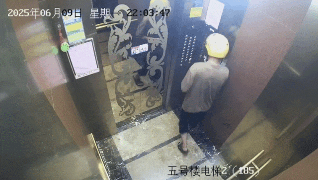 [뉴시스] 중국의 한 배달원이 엘리베이터 안에서 소변을 보고 있다. (사진=루이안포럼) 2025.06.10. *재판매 및 DB 금지 *재판매 및 DB 금지