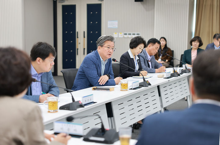 [대전=뉴시스] 정용래(왼쪽 두번째) 대전 유성구청장이 11일 확대간부회의를 주재하고 있다. (사진=유성구 제공) 2025.06.11. photo@newsis.com *재판매 및 DB 금지
