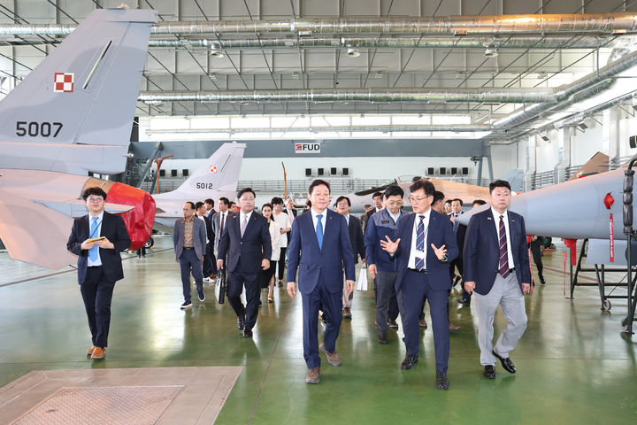 [창원=뉴시스]박완수 경남도지사, 2024년 9월 2일 폴란드 FA-50 운용기지 방문 모습.(사진=경남도 제공) 2025.06.11. photo@newsis.com *재판매 및 DB 금지