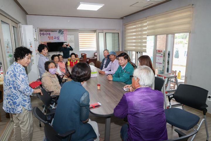 [고성(경남)=뉴시스] 신정철 기자= 경남 고성군은 신규 시책으로 ‘2025년 경로당 에어컨 청소사업’을 시행, 여름철 무더위에 대비하고 있다고 11일 밝혔다. 사진은 이상근 고성군수(사진.오른쪽 3번째)가 지난 10일, 고성읍 소재 정동2경로당을 방문해 에어컨 청소사업 진행 상황을 점검하고 어르신들의 말씀을 청취하는 시간을 갖고 있다.(사진=고성군 제공).2025.06.11. photo@newsis.com *재판매 및 DB 금지