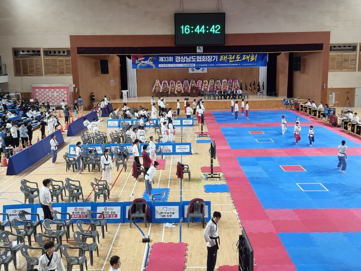 [고성(경남)=뉴시스] 신정철 기자= 경남 고성군은 제34회 경상남도협회장기 태권도 대회를 오는 14일부터 15일까지 2일간 고성군 국민체육센터와 실내체육관에서 개최한다.사진은 제33회 대회 모습.(사진=고성군 제공).2025.06.11. photo@newsis.com *재판매 및 DB 금지