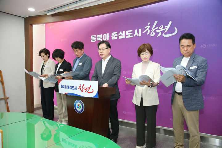 [창원=뉴시스] 강경국 기자 = 박동진 경남 창원시 마산합포구청장이 11일 창원시청 프레스센터에서 휴대용 인슐린 케이스 지원 사업에 대해 브리핑을 하고 있다. (사진=창원시청 제공). 2025.06.11. photo@newsis.com *재판매 및 DB 금지
