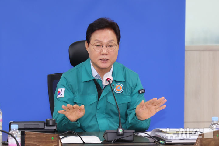 [창원=뉴시스]박완수 경남도지사가 11일 도청 재난안전대책본부 회의실에서 2025년 여름철 풍수해·폭염대책 점검회의를 주재하고 있다.(사진=경남도 제공) 2025.06.11. photo@newsis.com
