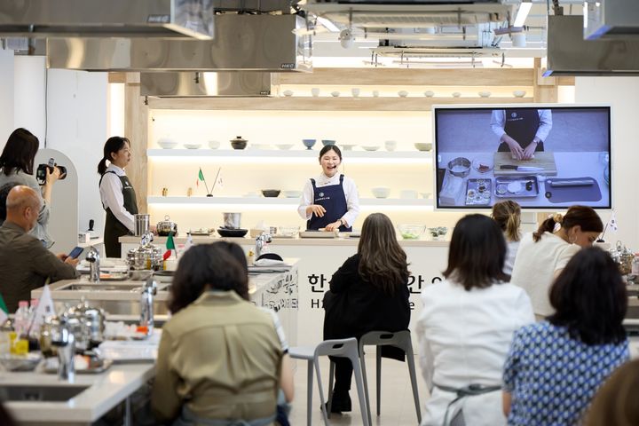한식진흥원과 주한이탈리아문화원이 공동으로 마련한 전통음식 교류 행사 '한입에 담긴 전통, 규아상과 라비올리' 쿠킹클래스가 지난 5일 서울 종로구 한식문화공간 이음에서 성황리에 열렸다고 11일 밝혔다. (사진 = 한식진흥원 제공) 2025.06.11. *재판매 및 DB 금지
