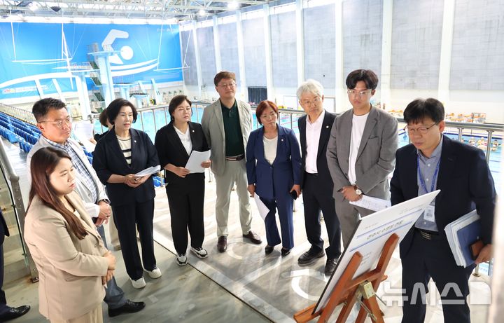 [전주=뉴시스]윤난슬 기자 = 전북 전주시의회 문화경제위원회는 여름철 시민들의 안전한 여가활동을 위해 주요 생활체육시설 현장을 방문해 운영 실태를 점검했다고 11일 밝혔다. (사진=전주시의회 제공) 2025.06.11. photo@newsis.com 