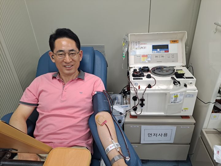 [괴산=뉴시스] 28년간 109회의 헌혈로 생명 나눔을 실천한 우익원 괴산군 정원산림과장. (사진=괴산군 제공) photo@newsis.com *재판매 및 DB 금지