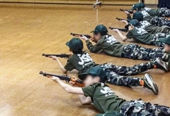 [서울=뉴시스] 일본의 한 민간단체가 초등학생과 중학생을 대상으로 자위대 군사 훈련을 본뜬 교육 프로그램을 실시해 논란이 일고 있다. (사진=사우스차이나모닝포스트 갈무리) 2025.06.11 *재판매 및 DB 금지