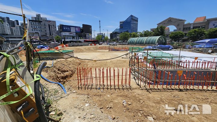 [광주=뉴시스] 이영주 기자 = 광주 도시철도 2호선 공사 과정에서 상무역에 설치된 환풍구(사진 왼쪽)가 설계도면을 벗어나 관제 센터 설계 위치를 침범, 관제 센터 착공이 4개월 가까이 이뤄지지 않는 등 2호선 준공 일정 지연이 우려되고 있다. (사진 = 독자 제공) 2025.06.11. photo@newsis.com