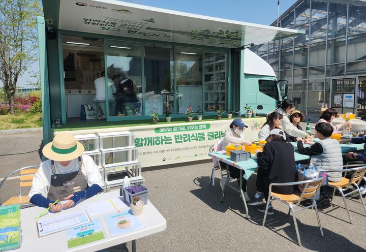 [대전=뉴시스] 한국수목원정원관리원의 이동형반려식물 클리닉 운영 모습. (사진=한국수목원정원관리원 제공) 2025.06.11. photo@newsis.com *재판매 및 DB 금지