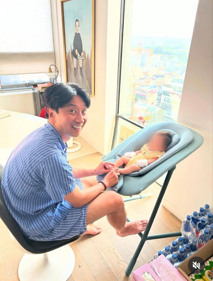 [서울=뉴시스] 손담비가 남편 이규혁(왼쪽)이 딸을 육아 중인 모습을 공개했다. (사진=손담비 인스타그램 캡처) 2025.06.11. photo@newsis.com *재판매 및 DB 금지