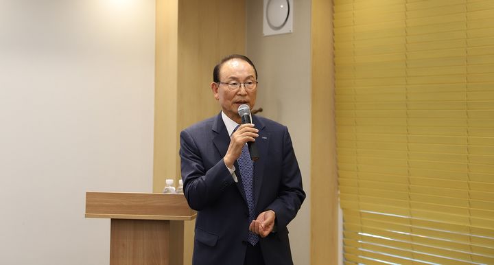 최운열 한국공인회계사회 회장이 11일 서울 여의도에서 열린 ‘취임 1주년 기자간담회’에서 1년 간의 성과와 향후 중점 추진 과제에 대해 설명하고 있다. (사진=한국공인회계사회 제공) *재판매 및 DB 금지