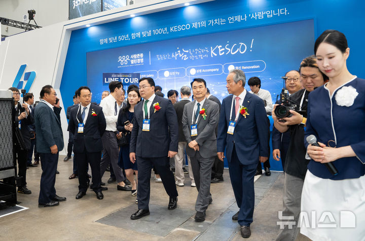 [세종=뉴시스]11일 오전 한국전기안전공사 남화영(사진 가운데) 사장과 관계자들이 대구광역시에서 열린 2025 전기산업엑스포 홍보관을 걷고 있다(사진= 한국전기안전공사 제공)