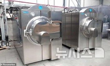 [뉴시스] 물 화장은 높이 1.8m, 너비 1.2m 크기의 철제 용기(사진)에 시신을 넣고, 물과 알칼리성 화학물질을 함께 주입한 뒤 약 160도의 온도에서 약 90분간 가열해 분해하는 방식이다. (사진=데일리메일) 