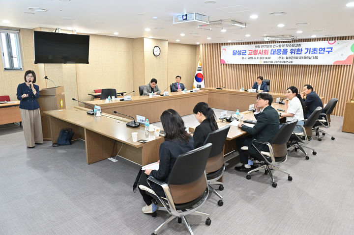 [대구=뉴시스]달성군의회 의원 연구단체인 ‘달성 고령친화사회 연구회’가 11일 오후 달성군의회 1층 회의실에서 회의를 열고 있다(사진=달성군의회 제공) 2025.06.11 photo@newsis.com *재판매 및 DB 금지