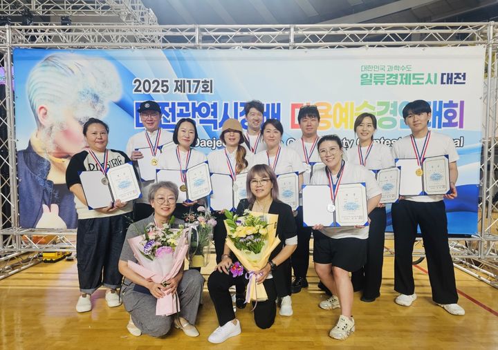 [대전=뉴시스] 건양사이버대학교 글로벌뷰티학과 학생들. (사진=건양사이버대 제공) 2025.06.11. photo@newsis.com  *재판매 및 DB 금지