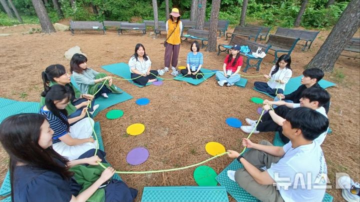 [안양=뉴시스] 안양시가 11일 저연차 공무원을 대상으로 공직 문화 적응 교육을 진행한 가운데 참여자들이 교육에 임하고 있다. (사진=안양시 제공). 2025.06.11.photo@newsis.com