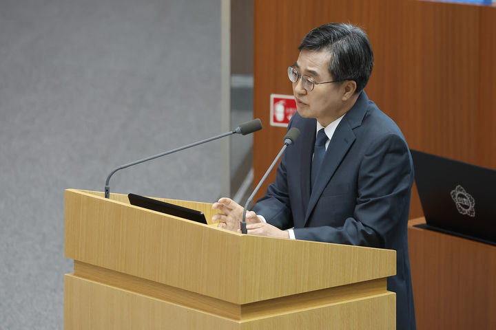 [수원=뉴시스] 11일 오전 경기도의회 본회의장에서 열린 제384회 정례회 2차 본회의에서 김동연 경기도지사가 답변을 하고 있다. (사진=경기도 제공) 2025.06.11. photo@newsis.com *재판매 및 DB 금지