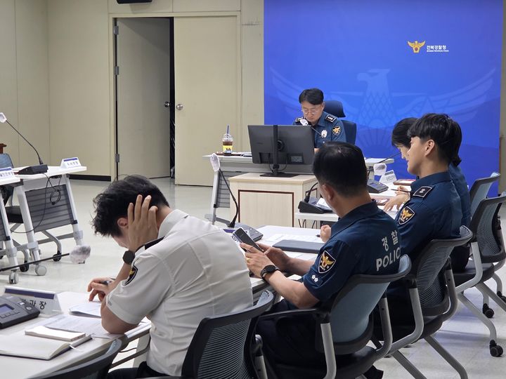 [전주=뉴시스] 11일 전북 전주시 전북경찰청 5층 소통마당에서 진행된 여름철 재해·재난 대비 대책회의에서 김용선 대테러계장이 회의를 주관하고 있다. (사진=전북경찰청 제공) 2025.06.11. photo@newsis.com *재판매 및 DB 금지