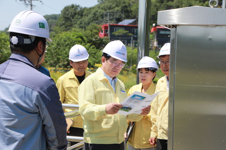 [옥천=뉴시스] 황규철 충북 옥천군수가 11일 동이면 금암배수문을 방문해 배수로와 펌프시설을 점검하기 전 시설현황 자료를 보고 있다. 점검활동에는 전기·시설 분야 민간전문가와 시공사 관계자가 참여했다. (사진=옥천군 제공) 2025.06.11. photo@newsis.com *재판매 및 DB 금지