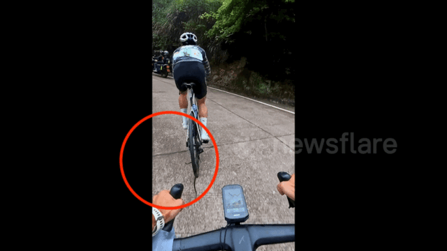 [뉴시스] 중국의 한 자전거 경주 중 갑자기 뱀이 나타났다. (사진=docnhanh) *재판매 및 DB 금지