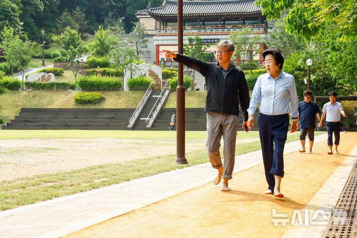[이천=뉴시스] 김경희 이천시장(사진 오른쪽)이 서희테마파크에 조성한 황톳길을 걷고 있다 (사진=이천시 제공) 2025.06.11.photo@newsis.com