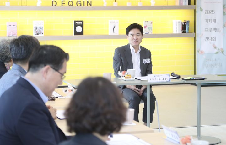 [목포=뉴시스] 김대중 전남교육감이 11일 목포덕인중학교를 찾아 '기지개' 프로그램 운영 현황을 점검한 뒤 학교 관계자들과 지속가능한 체육교육 방안을 논의하고 있다. (사진 제공 = 전남교육청). 2025.06.11. photo@newsis.com *재판매 및 DB 금지