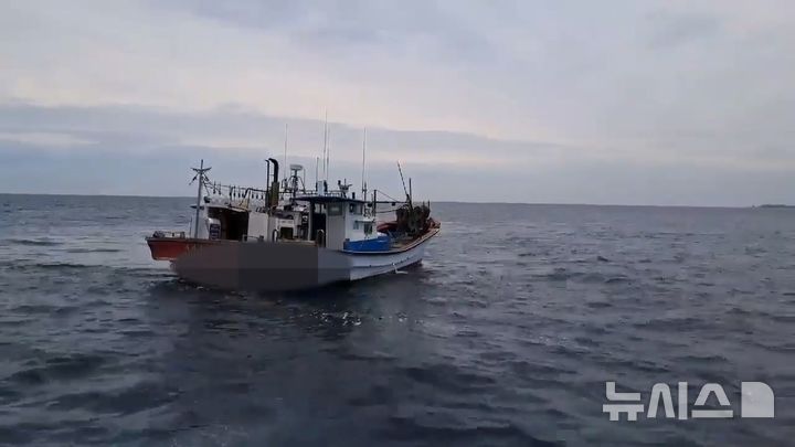 [제주=뉴시스] 11일 오후 제주 서귀포시 성산읍 해상에서 1인 조업에 나선 60대가 바다에 추락해 구조됐다. 사진은 선장이 탑승한 어선. (사진=서귀포해양경찰서 제공) 2025.06.11. photo@newsis.com 